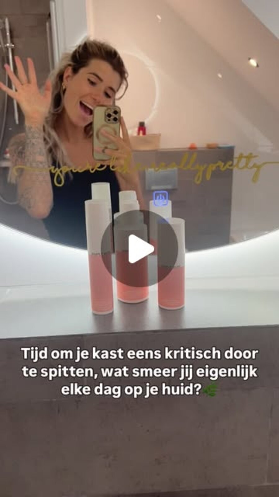 Miez laat haar hormoonproofe verzorgingsproducten zien